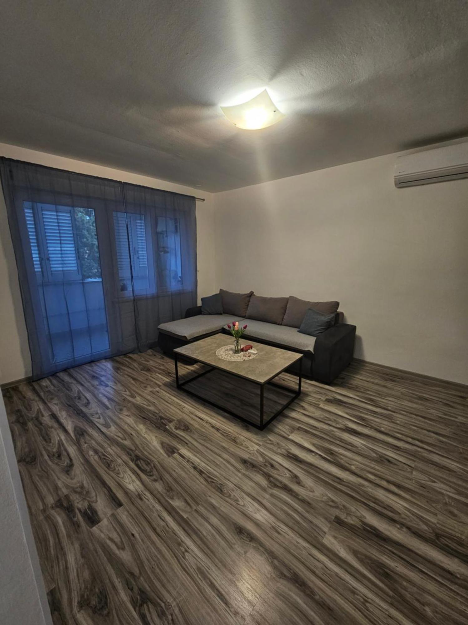 Apartman Smit อูมัค ภายนอก รูปภาพ