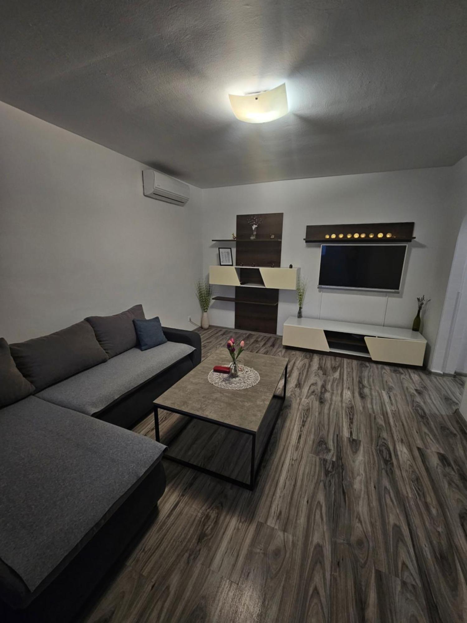 Apartman Smit อูมัค ภายนอก รูปภาพ
